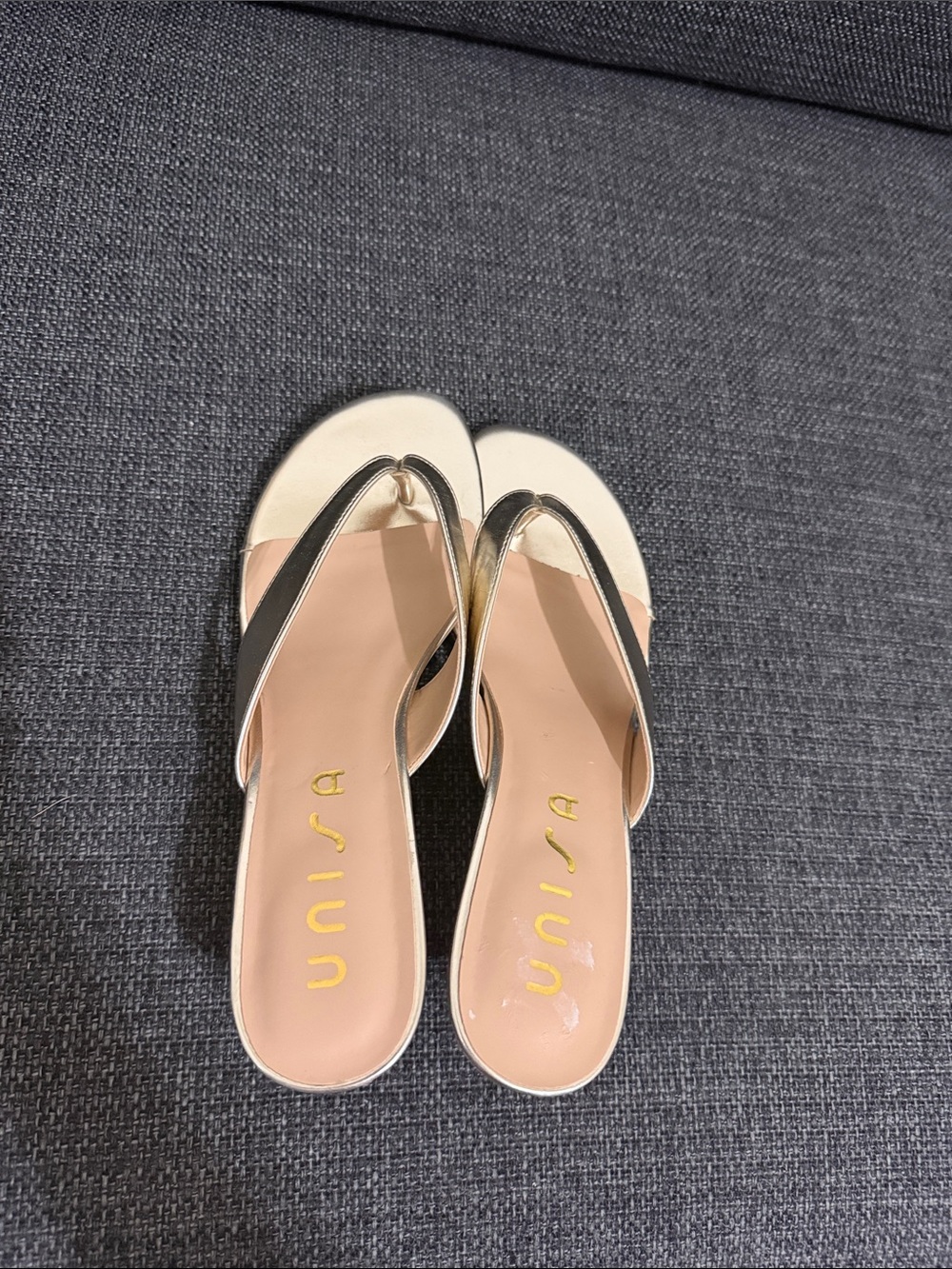 Unisa NEW Size 8 1/2M Gold Metallic Thong Kitten Heel Sandals - Picture 4 of 5
